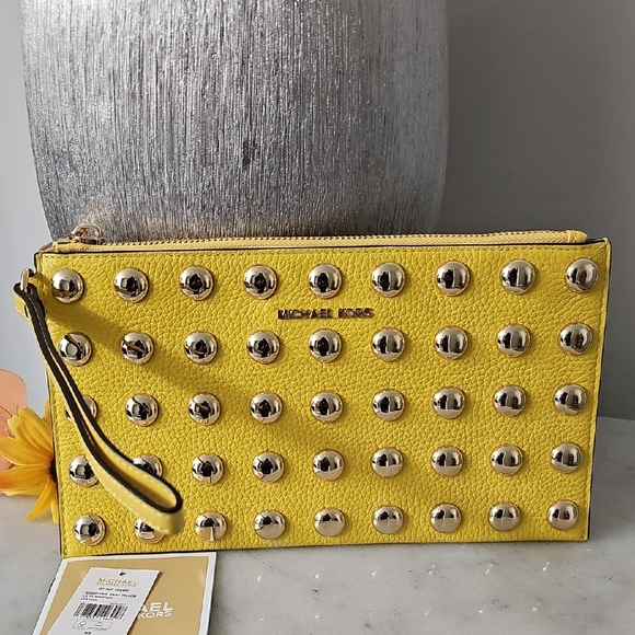 Michael Kors Handbags - Michael Kors Wristlet
